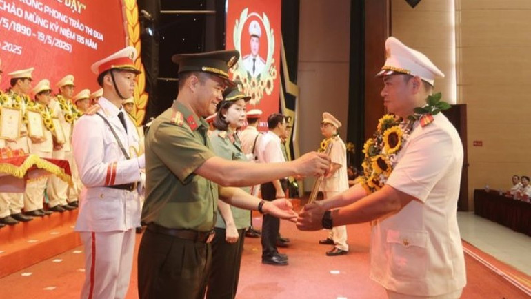 Phó Giám đốc Công an thành phố Nguyễn Ngọc Quyền trao khen thưởng các điển hình tiên tiến.