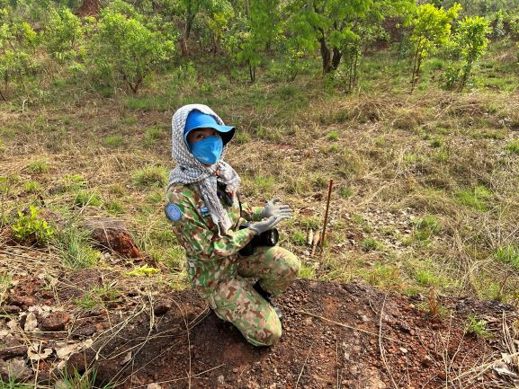 Cùng đoàn Công binh Gìn giữ hòa bình Indonesia tới Boali, Phân khu Trung tâm sau khi nhận được thông tin phát hiện hai vật liệu nổ tại nơi có người dân ở.