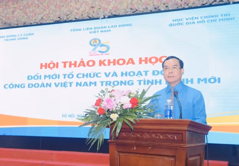Đồng chí Nguyễn Đình Khang, Chủ tịch Tổng Liên đoàn Lao động Việt Nam phát biểu tại Hội thảo.