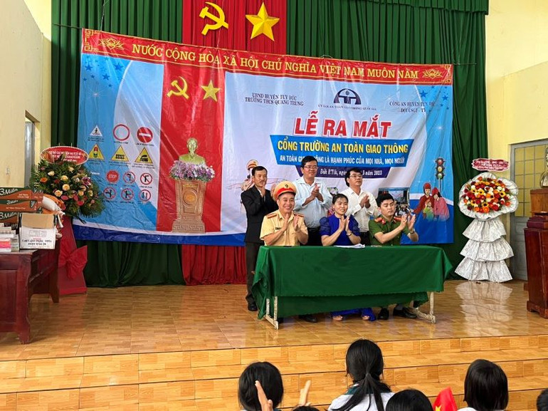 Ra mắt mô hình "Cổng trường an toàn", do Phòng Cảnh sát giao thông tỉnh Đắk Nông triển khai. Ra mắt mô hình "Cổng trường an toàn", do Phòng Cảnh sát giao thông tỉnh Đắk Nông triển khai.