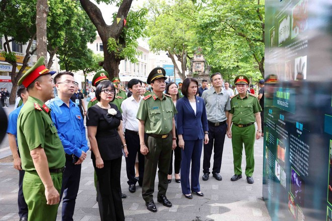 Các đại biểu tham quan triển lãm ảnh.