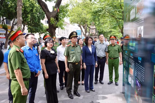 Các đại biểu tham quan triển lãm ảnh.