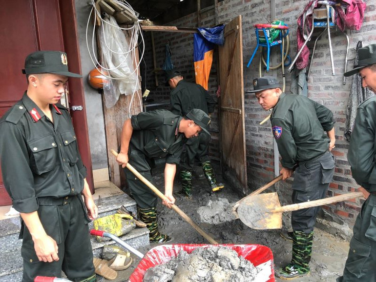 Tiểu đoàn Cảnh sát cơ động số 4, Trung đoàn Cảnh sát cơ động Tây Bắc giúp nhân dân xã Tả Phời, thành phố Lào Cai dọn dẹp bùn đất.