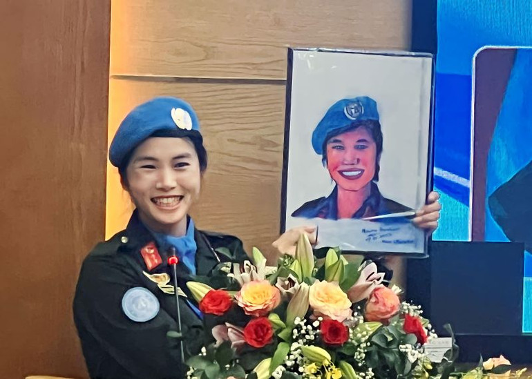 Trung tá Vinh "khoe" món quà quý giá do em bé Nam Sudan vẽ tặng. Trung tá Vinh "khoe" món quà quý giá do em bé Nam Sudan vẽ tặng.