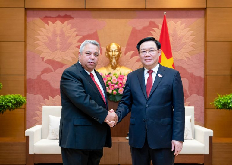 Chủ tịch Quốc hội Vương Đình Huệ và Tổng Thư ký Trung tâm Những người lao động Cuba Ulises Guilarte De Nacimiento tại buổi tiếp. Chủ tịch Quốc hội Vương Đình Huệ và Tổng Thư ký Trung tâm Những người lao động Cuba Ulises Guilarte De Nacimiento tại buổi tiếp.