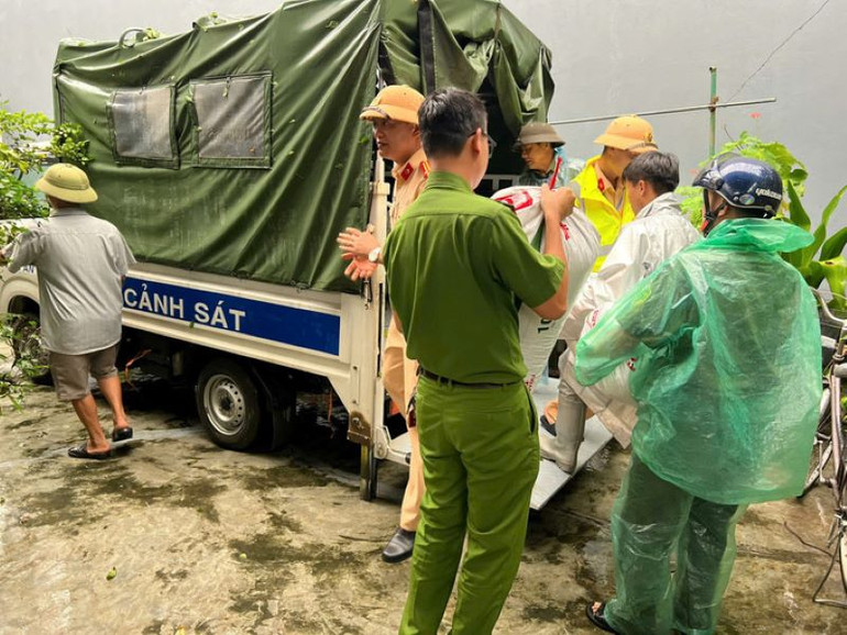 Công an xã Trung Giã (huyện Sóc Sơn) cùng chính quyền và nhân dân địa phương phòng, chống lụt ven tuyến đê sông Hữu Cầu qua địa bàn. Công an xã Trung Giã (huyện Sóc Sơn) cùng chính quyền và nhân dân địa phương phòng, chống lụt ven tuyến đê sông Hữu Cầu qua địa bàn.