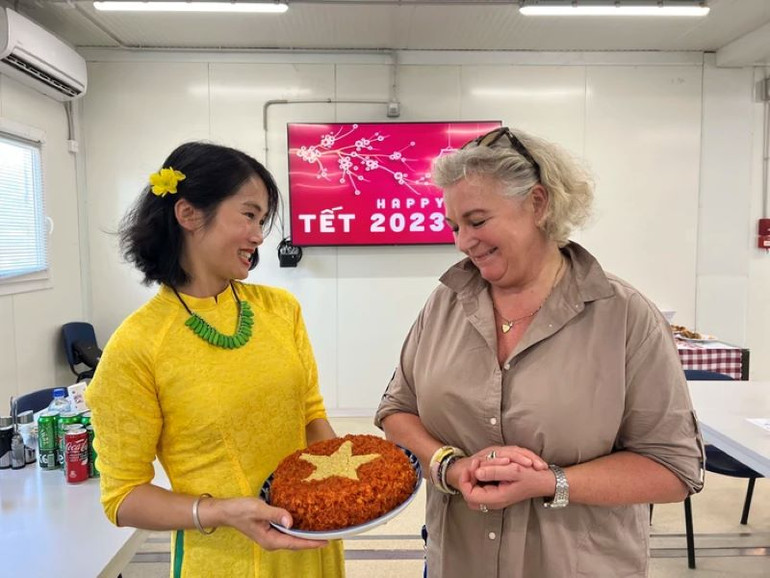 Món xôi gấc trang trí cờ đỏ sao vàng khiến bạn bè quốc tế thích thú và yêu thích. Món xôi gấc trang trí cờ đỏ sao vàng khiến bạn bè quốc tế thích thú và yêu thích.