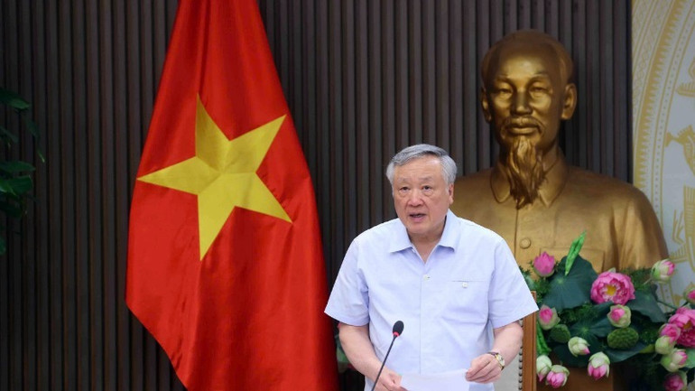 Đồng chí Nguyễn Hòa Bình phát biểu tại cuộc họp.