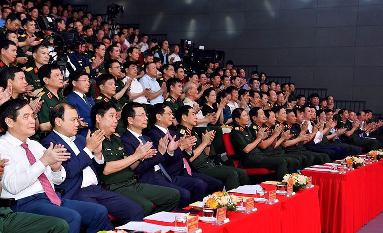 Các đại biểu tham dự chương trình nghệ thuật.