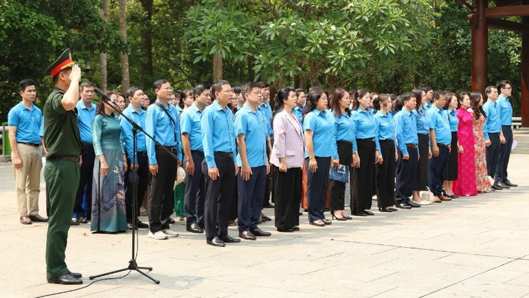 Các đại biểu báo công dâng Bác. Các đại biểu báo công dâng Bác.