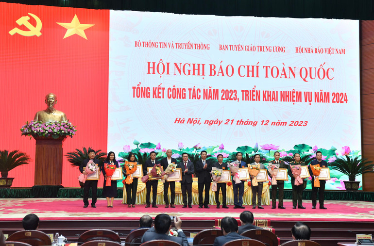 Trao tặng Bằng khen của Ban Tuyên giáo Trung ương.