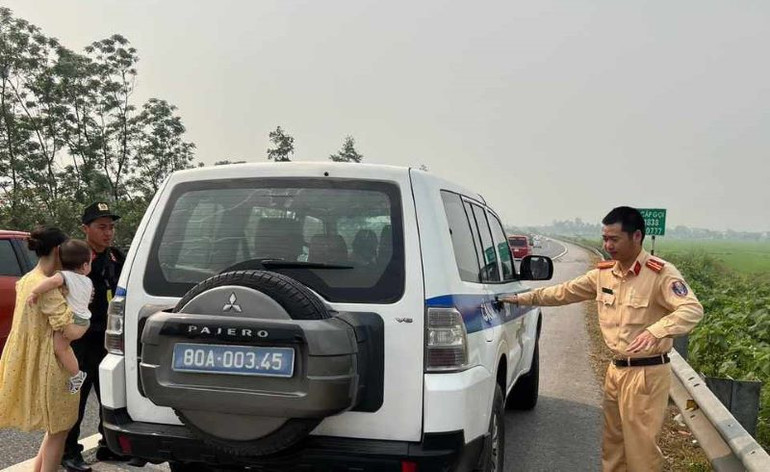 Đội Tuần tra kiểm soát số 3 giúp người dân khi xe gặp sự cố trên cao tốc.