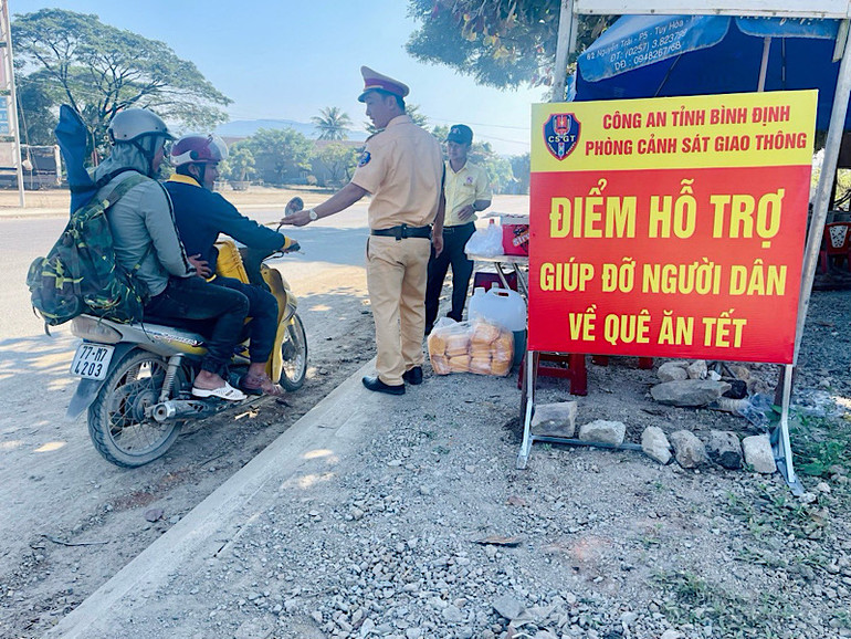 Các điểm hỗ trợ, giúp đỡ người dân về quê đón Tết của Phòng Cảnh sát giao thông Công an Bình Định.
