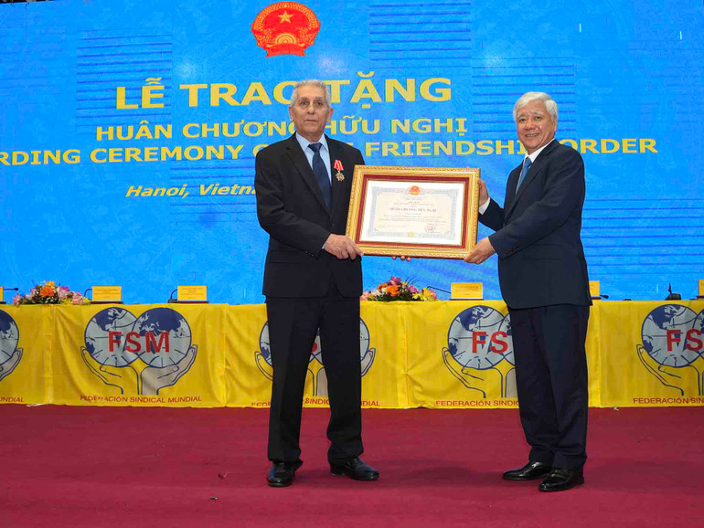 Đồng chí Đỗ Văn Chiến trao Huân chương Hữu nghị tặng Chủ tịch danh dự WFTU Georgios Mavrikos.