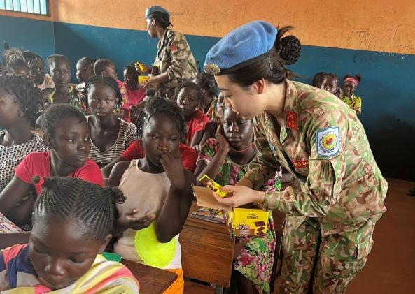 Tặng bánh kẹo cho thiếu nhi trong một chuyến thiện nguyện.