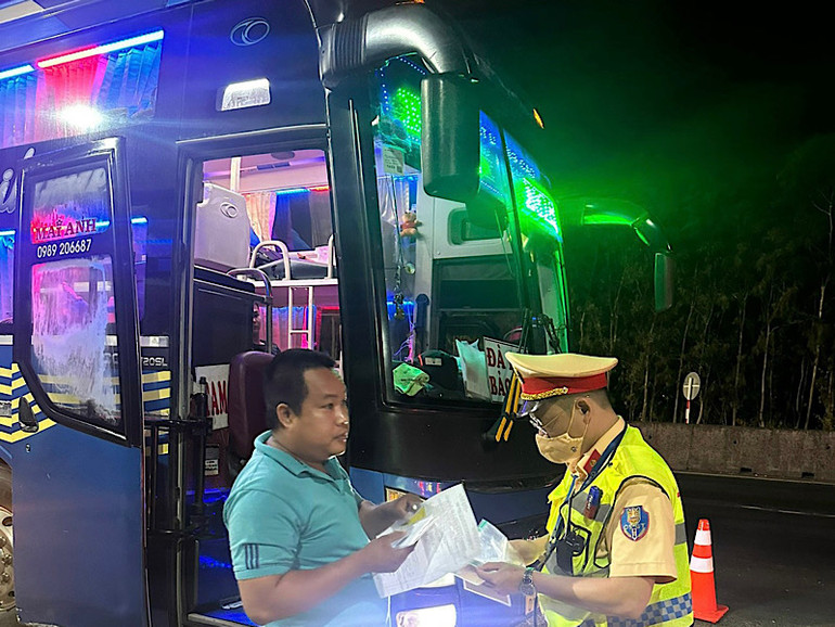 Tổng kiểm soát xe ô tô kinh doanh vận tải hành khách và xe ô tô vận tải hàng hóa bằng container.