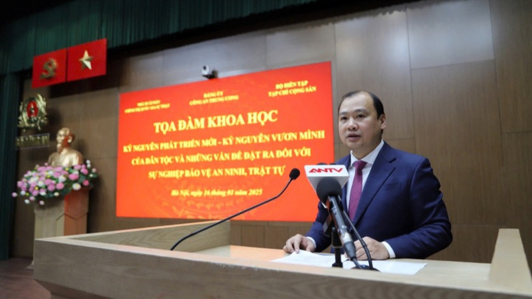 Tổng Biên tập Tạp chí Cộng sản phát biểu đề dẫn.