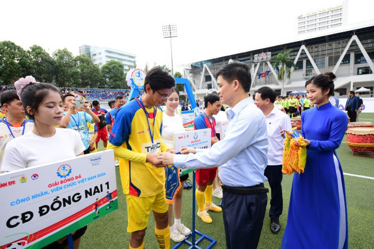 Đồng chí Ngọ Duy Hiểu, Phó Chủ tịch Tổng Liên đoàn Lao động Việt Nam trao cờ lưu niệm tặng các đội bóng.