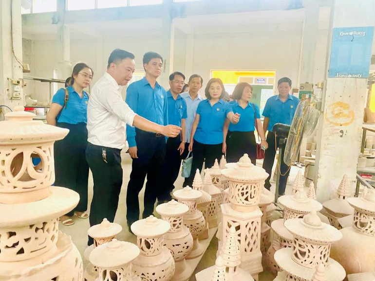 Sản phẩm gốm "thương hiệu" Gia Minh do chính bàn tay học viên làm nên và được bán tại mỗi phiên chợ tình nghĩa.