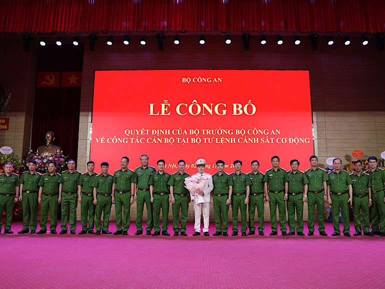 Cán bộ, chiến sĩ Bộ Tư lệnh Cảnh sát cơ động chụp ảnh kỷ niệm với Tư lệnh Nguyễn Ngọc Vân.