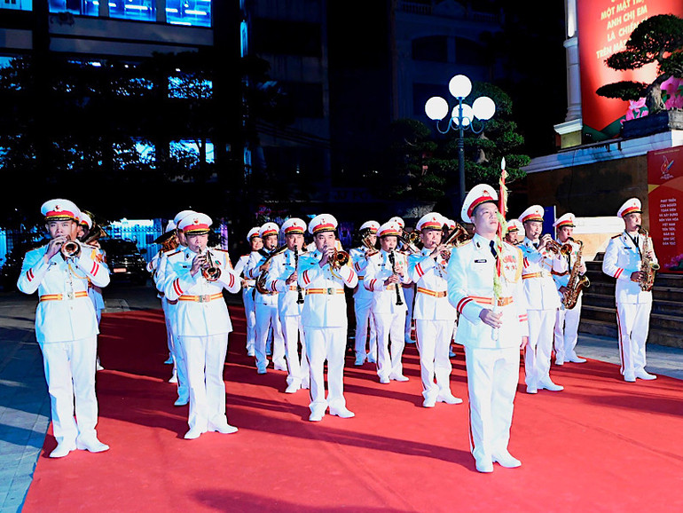 Dàn quân nhạc biểu diễn trên thảm đỏ trước giờ khai mạc hội diễn.