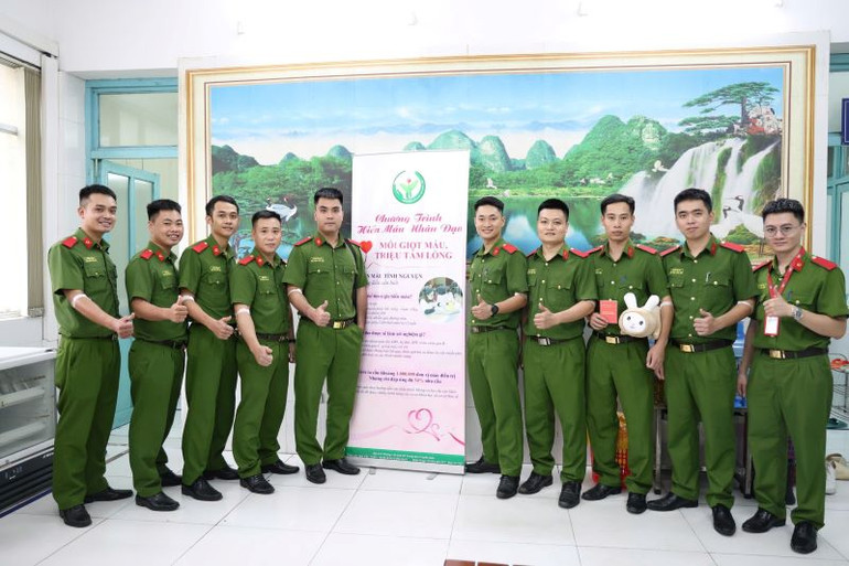 Hành trình "Giọt máu nghĩa tình" năm 2024 do Công an thành phố Hà Nội tổ chức.