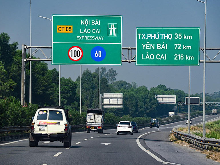 Người tham gia giao thông cần chấp hành nghiêm quy định về giao thông đường bộ, sự điều tiết của lực lượng chức năng. Người tham gia giao thông cần chấp hành nghiêm quy định về giao thông đường bộ, sự điều tiết của lực lượng chức năng.