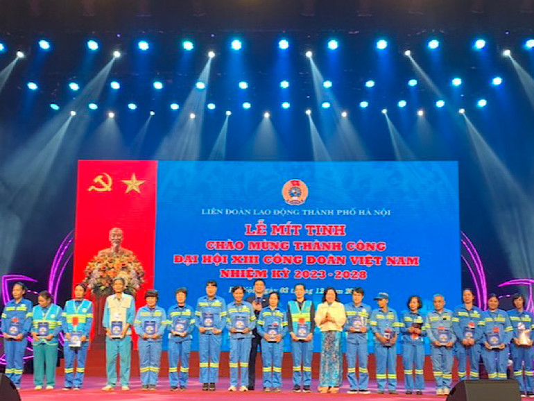 Các Phó Chủ tịch Tổng Liên đoàn Lao động Việt Nam Ngọ Duy Hiểu và Thái Thu Xương trao quà từ đại hội tặng đoàn viên, người lao động Hà Nội.