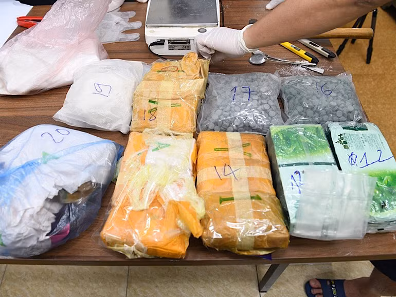 Tang vật thu giữ trong vụ triệt phá đường dây mua bán ma túy xuyên quốc gia.