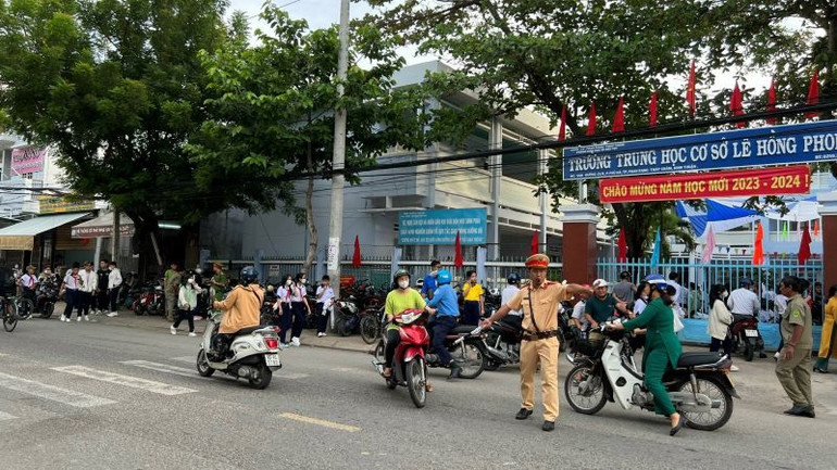 Phân luồng giao thông tránh ách tắc tại Ninh Thuận. Phân luồng giao thông tránh ách tắc tại Ninh Thuận.