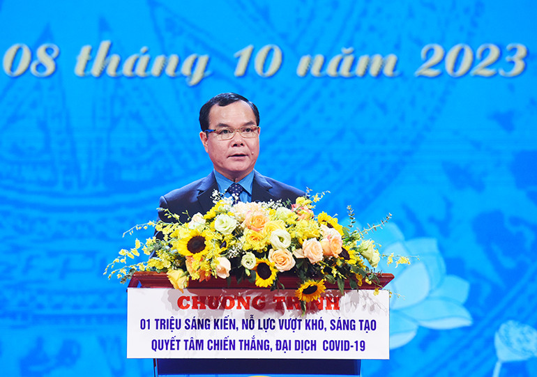 Chủ tịch Tổng Liên đoàn Lao động Nguyễn Đình Khang phát biểu tại buổi lễ. (Ảnh: Trần Hải) Chủ tịch Tổng Liên đoàn Lao động Nguyễn Đình Khang phát biểu tại buổi lễ. (Ảnh: Trần Hải)
