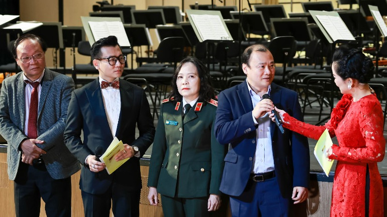 PGS.TS Lê Hải Bình, Tổng Biên tập tạp chí Cộng sản cùng các đại biểu tham gia giao lưu tại chương trình. PGS.TS Lê Hải Bình, Tổng Biên tập tạp chí Cộng sản cùng các đại biểu tham gia giao lưu tại chương trình.