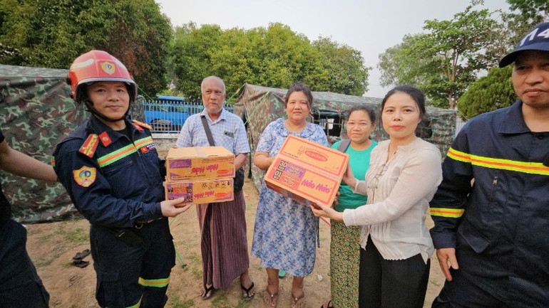 Sự quan tâm kịp thời của Đoàn đã giúp người dân Myanmar ảnh hưởng bởi động đất vơi đi khó khăn.