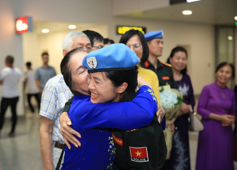 Thượng tá Lương Thị Trà Vinh trong vòng tay người thân.