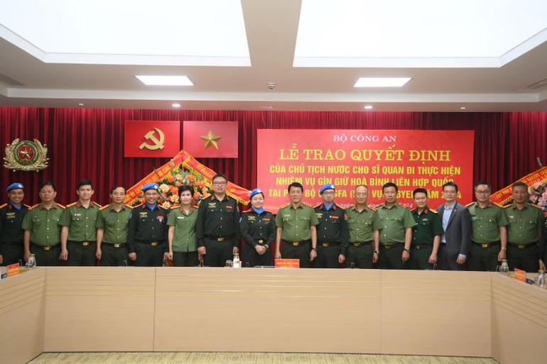 Các đại biểu tham dự Lễ trao quyết định.