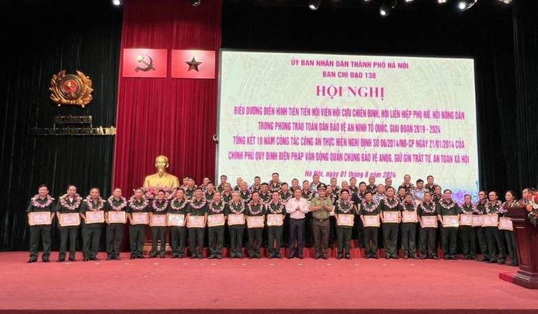 Đồng chí Lê Hồng Sơn và Trung tướng Nguyễn Hải Trung trao Bằng khen tặng các tập thể, cá nhân.