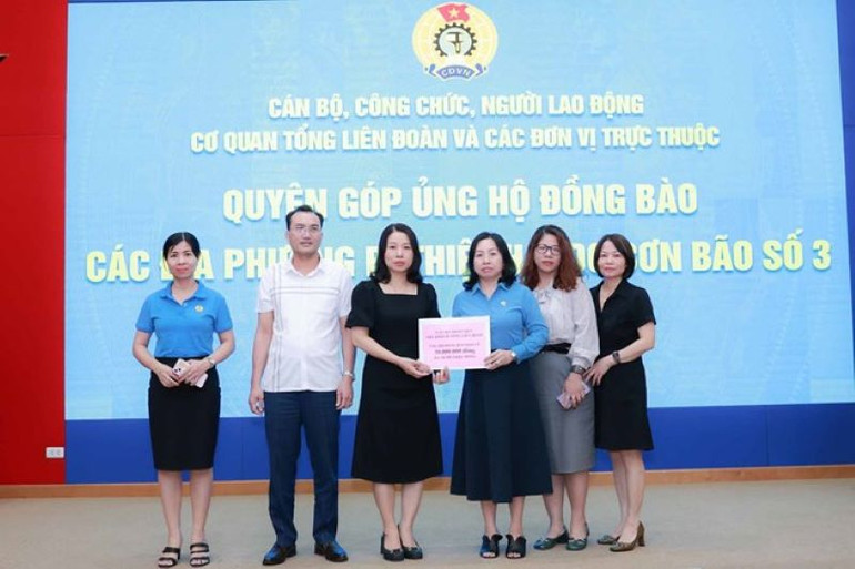 Phó Chủ tịch Thường trực Tổng Liên đoàn Thái Thu Xương (thứ 3, từ phải sang) nhận quyên góp ủng hộ đồng bào bị thiệt hại do bão số 3 từ các đơn vị. Phó Chủ tịch Thường trực Tổng Liên đoàn Thái Thu Xương (thứ 3, từ phải sang) nhận quyên góp ủng hộ đồng bào bị thiệt hại do bão số 3 từ các đơn vị.