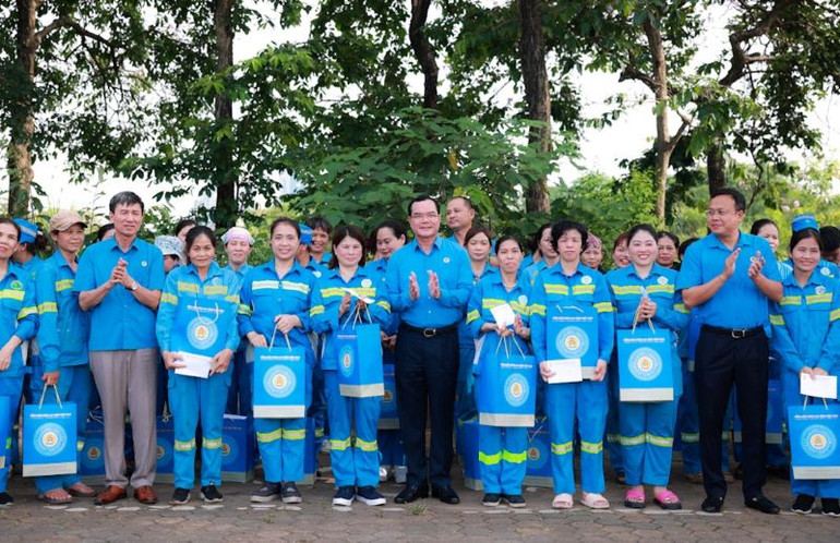 Đồng chí Nguyễn Đình Khang trao quà tặng công nhân, lao động.