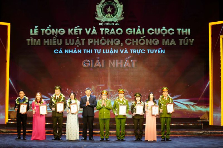 Trao giải thưởng tặng các thí sinh đạt giải Nhất.