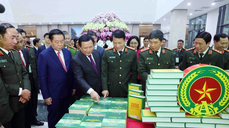 Các đại biểu tham quan gian trưng bày sách. Các đại biểu tham quan gian trưng bày sách.