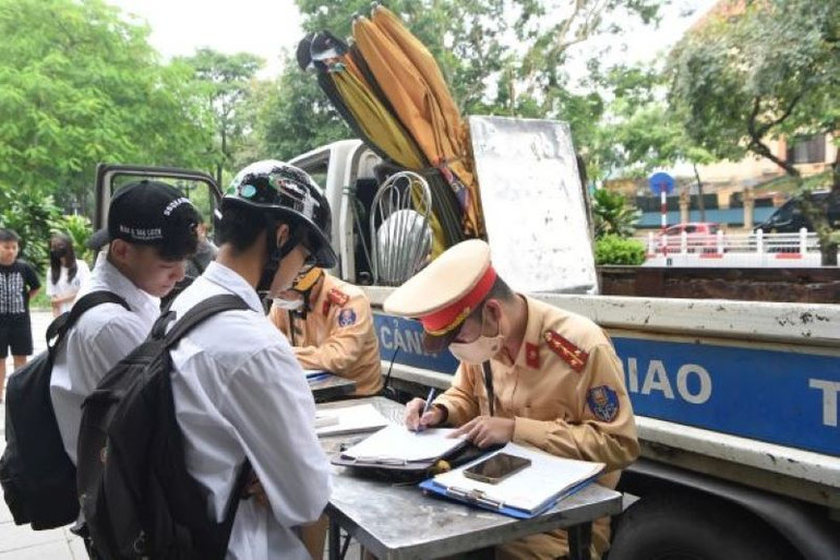 Công an thành phố Hà Nội thực hiện kế hoạch cao điểm bảo đảm trật tự, an toàn giao thông cho lứa tuổi học sinh.