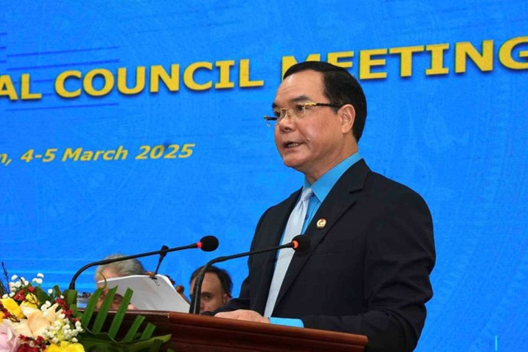 Đồng chí Nguyễn Đình Khang, Chủ tịch Tổng Liên đoàn Lao động Việt Nam, Phó Chủ tịch WFTU phát biểu khai mạc hội nghị.