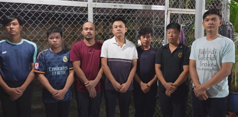 Đối tượng cầm đầu Tăng Quốc Tiến (thứ nhất từ trái sang) và các đối tượng trong đường dây vận chuyển, buôn bán pháo liên tỉnh. Đối tượng cầm đầu Tăng Quốc Tiến (thứ nhất từ trái sang) và các đối tượng trong đường dây vận chuyển, buôn bán pháo liên tỉnh.