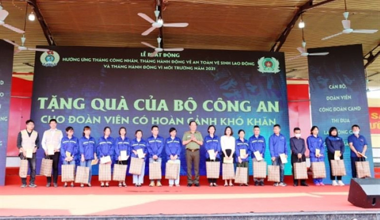 Trao quà tặng đoàn viên, người lao động khó khăn trong lực lượng Công an nhân dân.