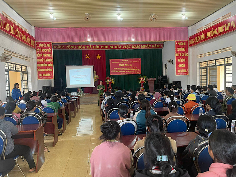 Báo cáo viên C04 tuyên truyền công tác phòng, chống ma túy tại hội nghị.