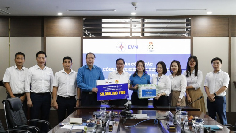 Chủ tịch Công đoàn Điện lực Việt Nam Đỗ Đức Hùng cùng đoàn công tác thăm, tặng quà người lao động Công ty mua bán điện. Chủ tịch Công đoàn Điện lực Việt Nam Đỗ Đức Hùng cùng đoàn công tác thăm, tặng quà người lao động Công ty mua bán điện.