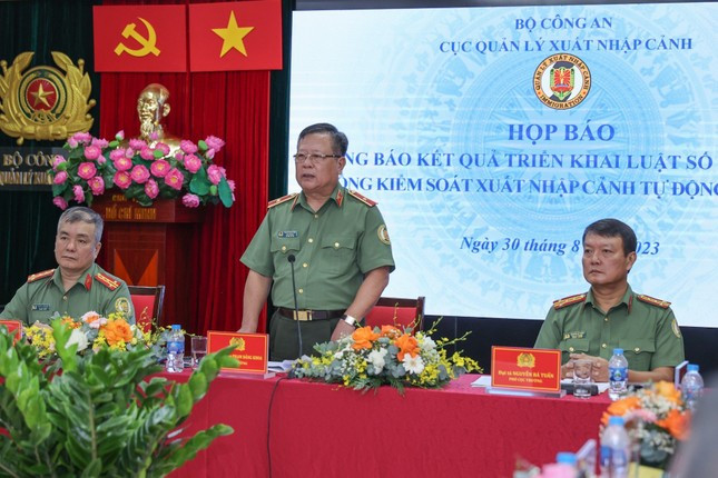 Cục trưởng Cục Quản lý Xuất nhập cảnh chủ trì họp báo.