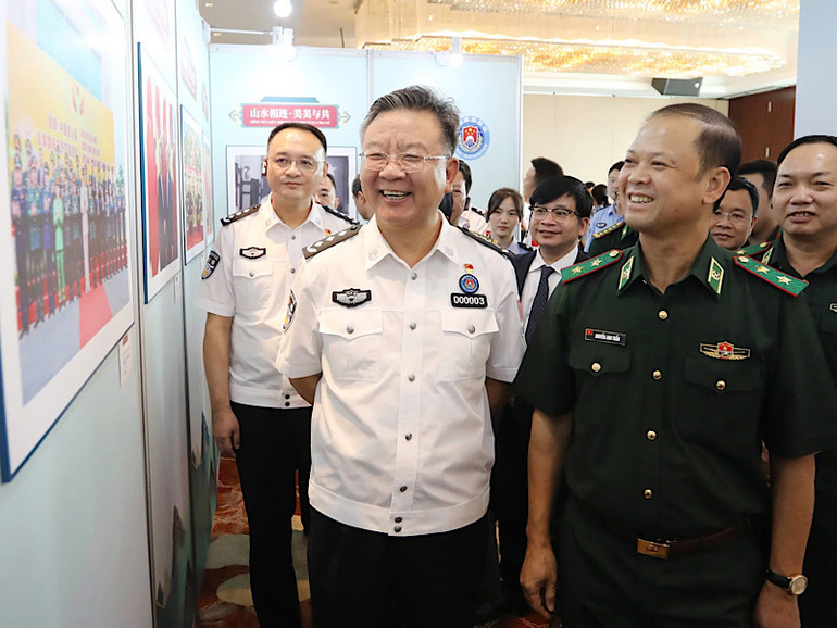 Đoàn đại biểu Biên phòng-Di dân hai nước tham quan triển lãm nghệ thuật.