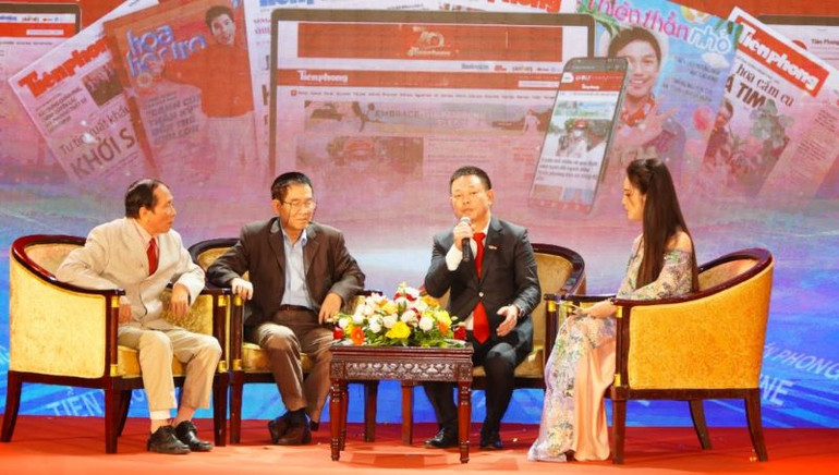 Các thế hệ Báo Tiền Phong giao lưu tại buổi lễ.