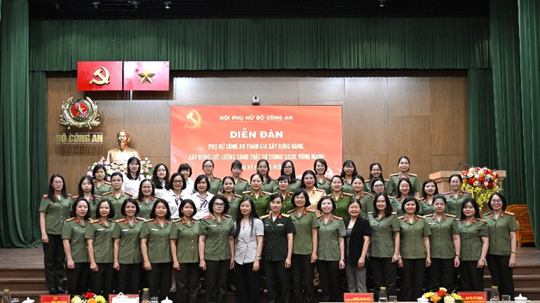 Các đại biểu tham dự diễn đàn tại điểm cầu Bộ Công an. Các đại biểu tham dự diễn đàn tại điểm cầu Bộ Công an.